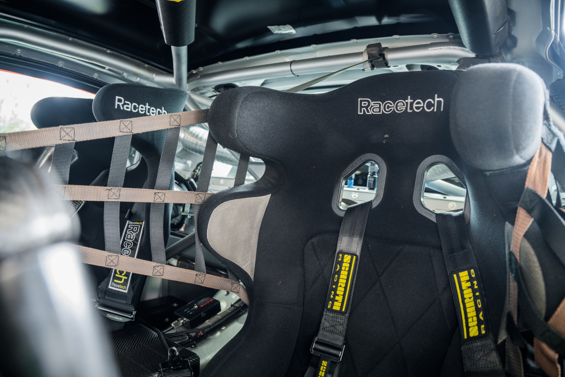 Aston Martin Vantage photo 5