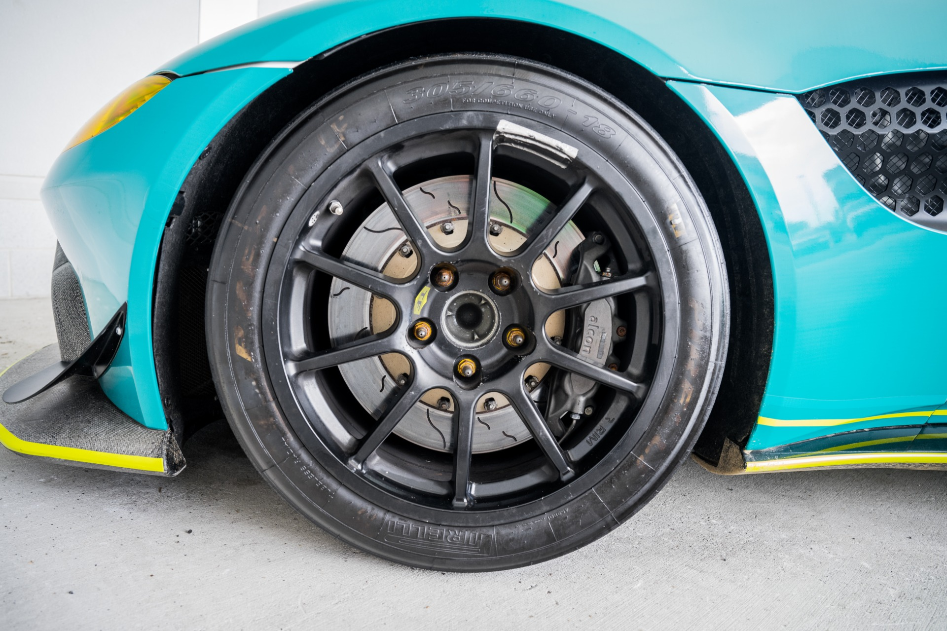 Aston Martin Vantage photo 4