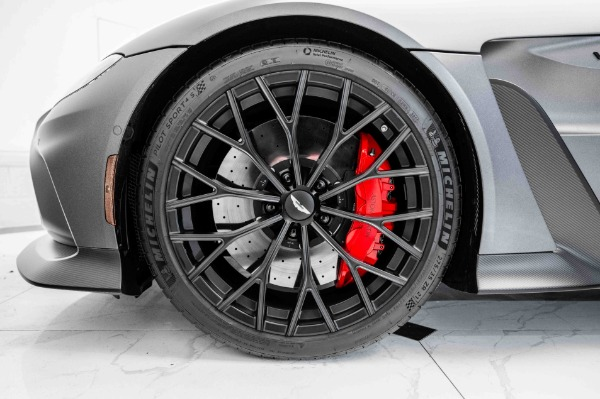 Aston Martin Vantage photo 2